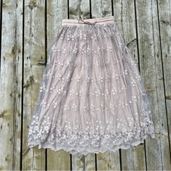 Ultra Pink ⎮ Embroidered midi skirt - Picture 2 of 7